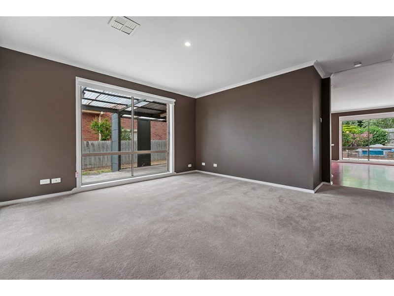 18 Pickersgill Crescent, Roxburgh Park VIC 3064