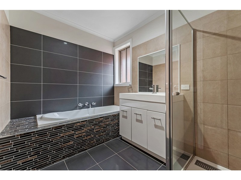 18 Pickersgill Crescent, Roxburgh Park VIC 3064