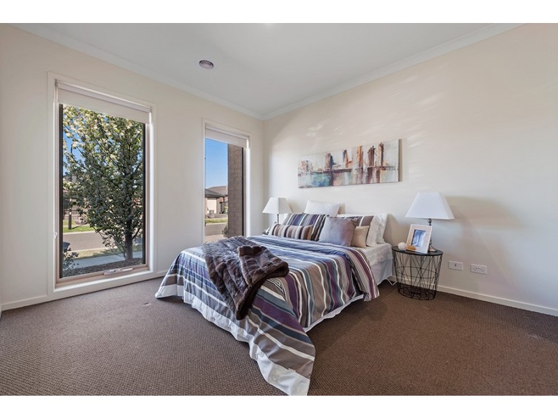 15 Woodgrove Street, Craigieburn VIC 3064