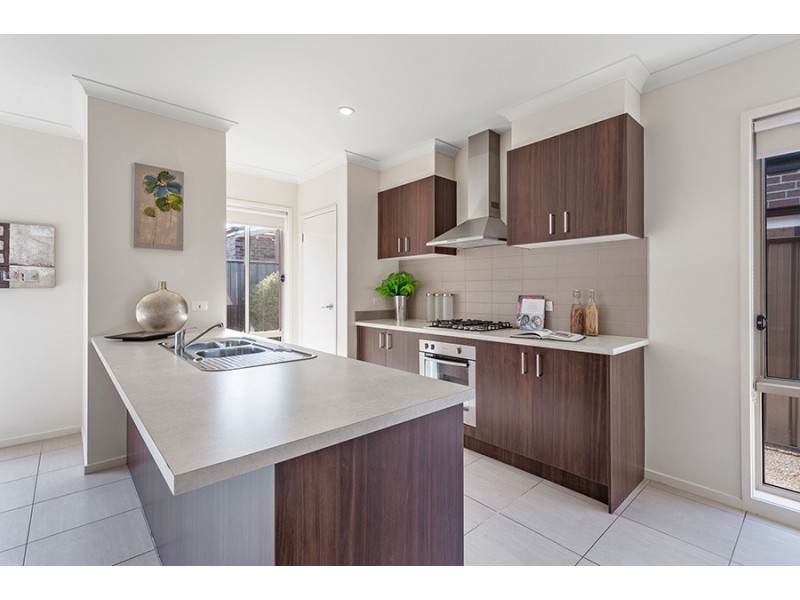 15 Woodgrove Street, Craigieburn VIC 3064