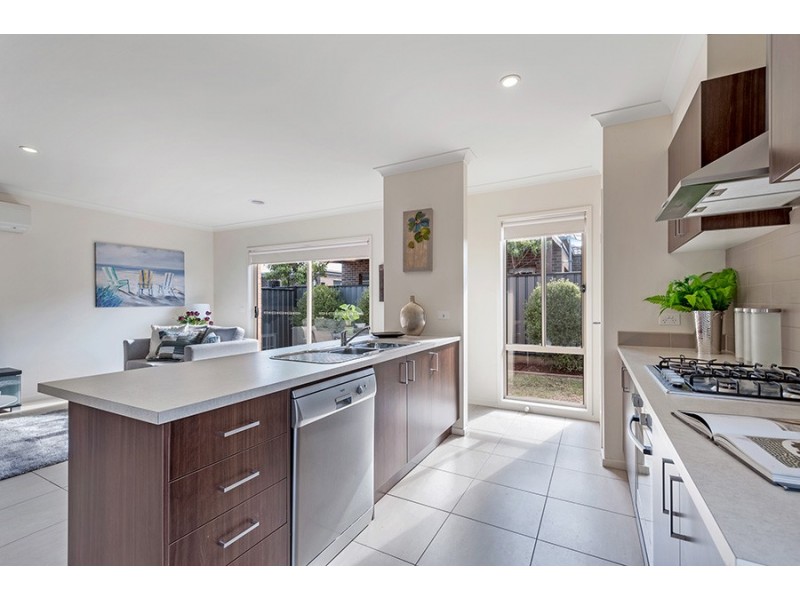 15 Woodgrove Street, Craigieburn VIC 3064