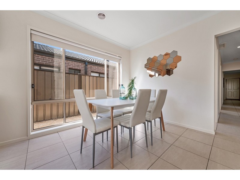 15 Woodgrove Street, Craigieburn VIC 3064