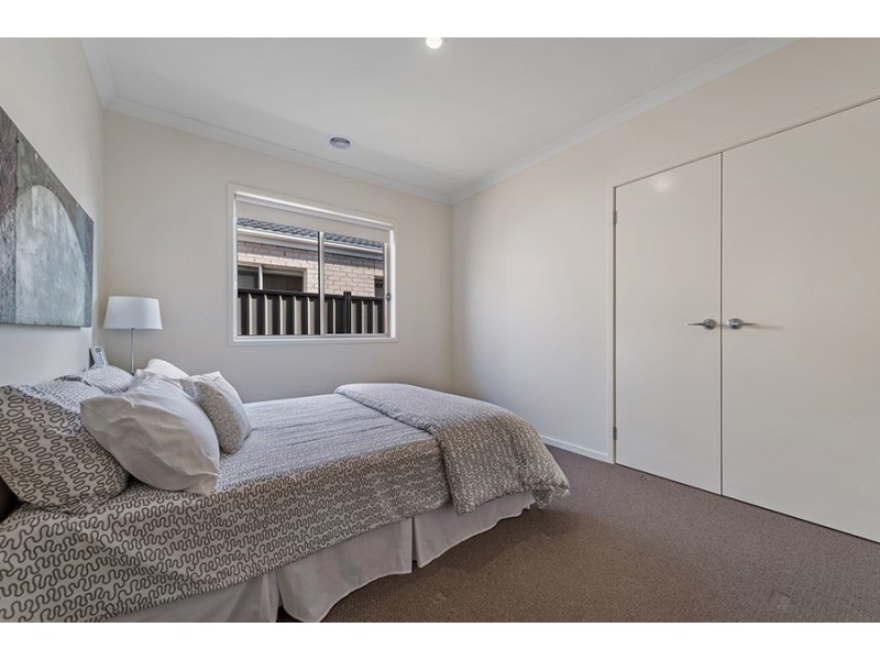 15 Woodgrove Street, Craigieburn VIC 3064