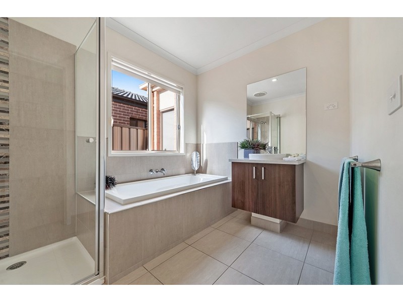 15 Woodgrove Street, Craigieburn VIC 3064