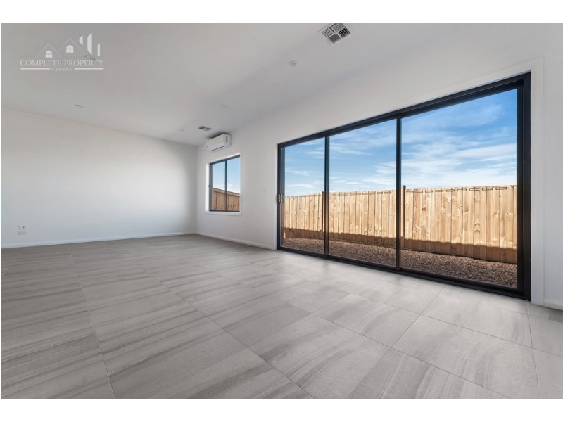 21 Dahlia Crescent, Mickleham VIC 3064