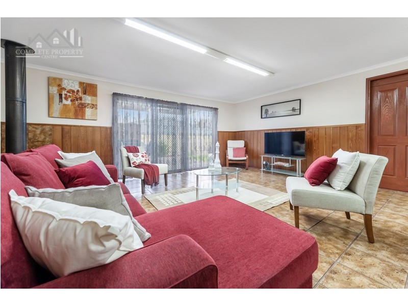 20 Parnell Cres, Gladstone Park VIC 3043