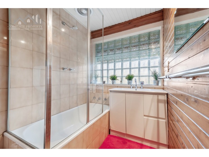 20 Parnell Cres, Gladstone Park VIC 3043