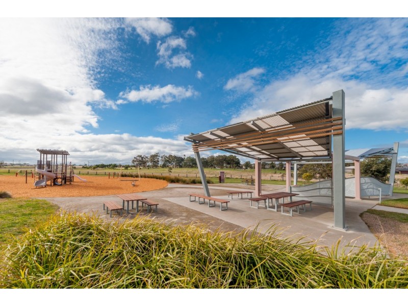 26/64 Escapade Blvd, Craigieburn VIC 3064