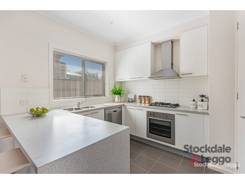 8 Highbury Circuit, Craigieburn VIC 3064