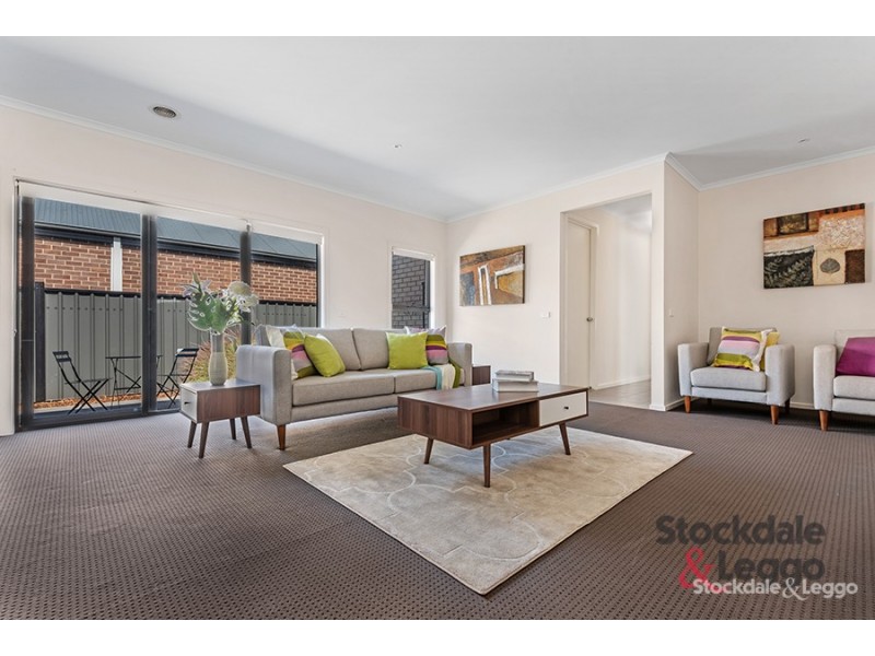 8 Highbury Circuit, Craigieburn VIC 3064