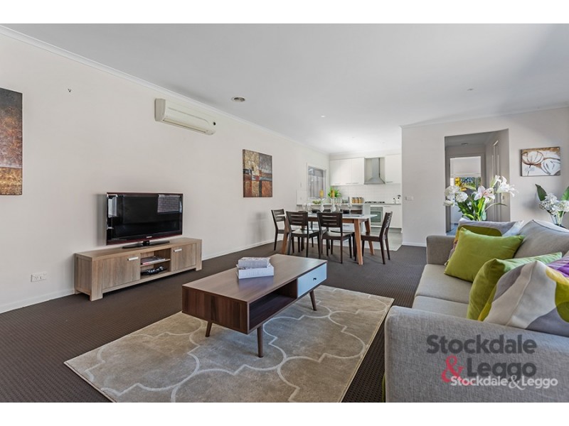 8 Highbury Circuit, Craigieburn VIC 3064