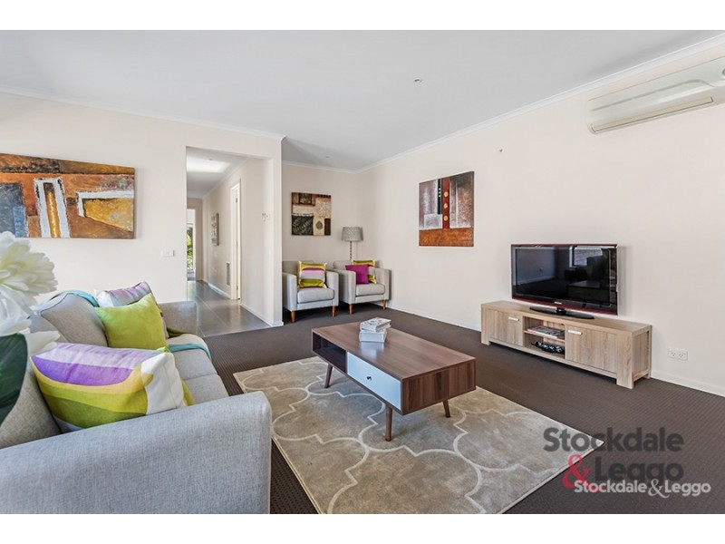 8 Highbury Circuit, Craigieburn VIC 3064