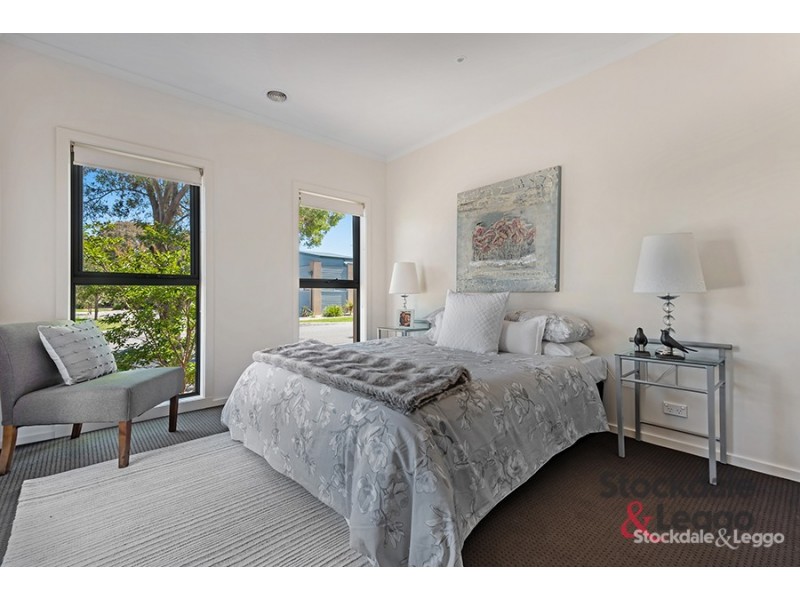 8 Highbury Circuit, Craigieburn VIC 3064