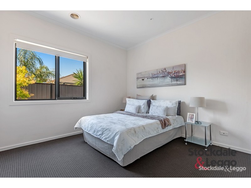 8 Highbury Circuit, Craigieburn VIC 3064