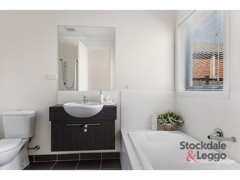 8 Highbury Circuit, Craigieburn VIC 3064