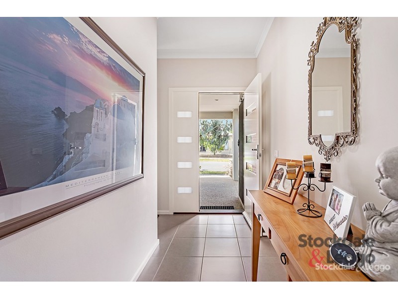 10 Waterway Street, Craigieburn VIC 3064