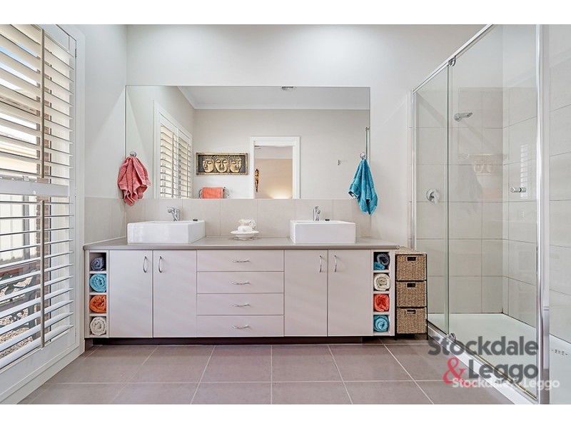 10 Waterway Street, Craigieburn VIC 3064