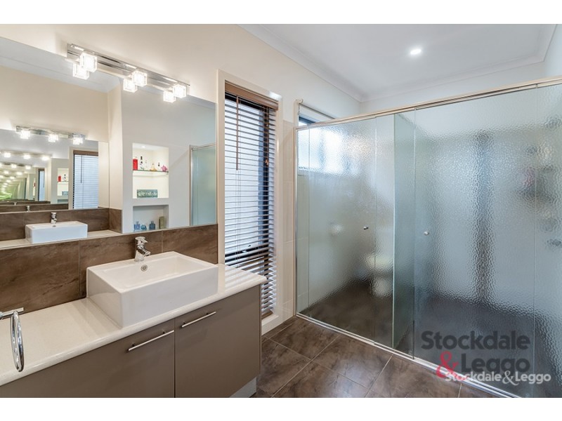 5 Nottingham Close, Craigieburn VIC 3064