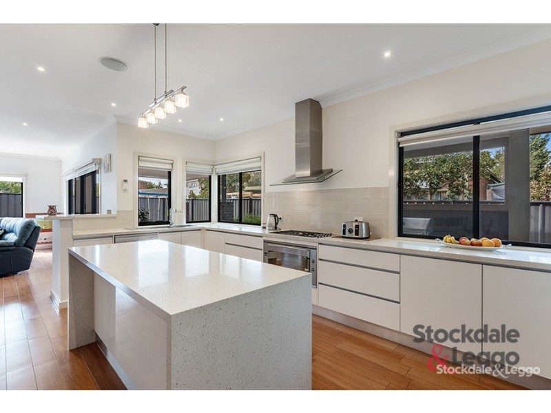 5 Nottingham Close, Craigieburn VIC 3064