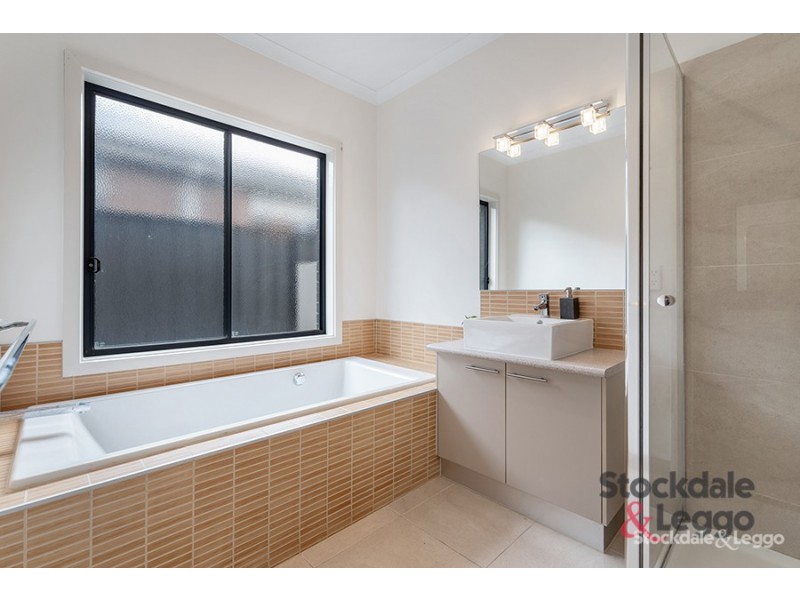 5 Nottingham Close, Craigieburn VIC 3064