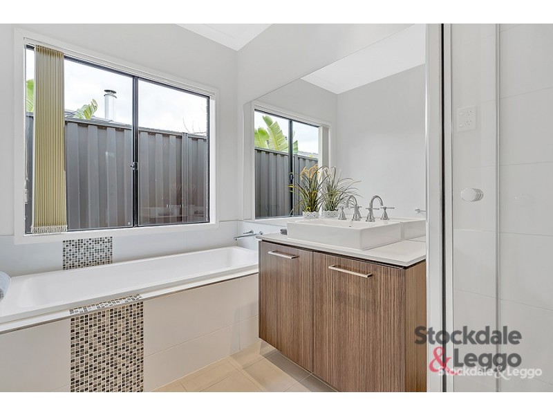 30 Cradle Mountain Drive, Craigieburn VIC 3064