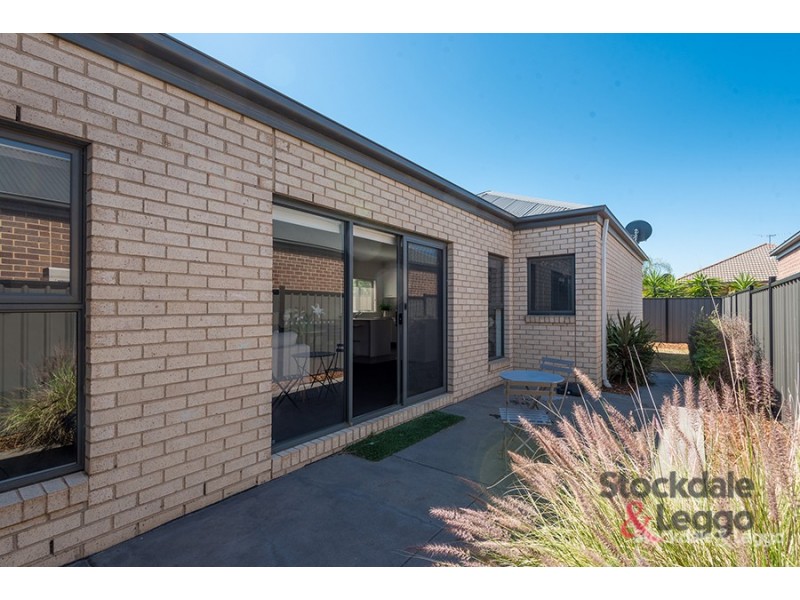 8 Highbury Circuit, Craigieburn VIC 3064
