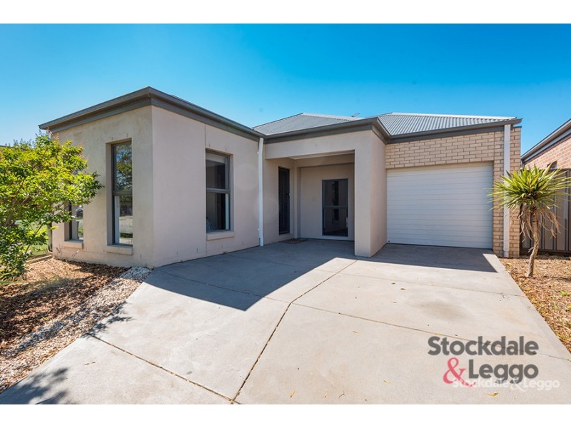 8 Highbury Circuit, Craigieburn VIC 3064