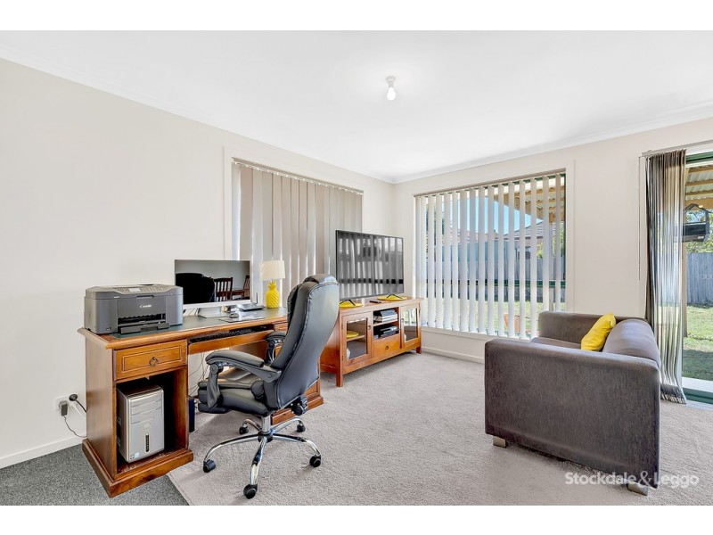 15 Flowers Close, Roxburgh Park VIC 3064
