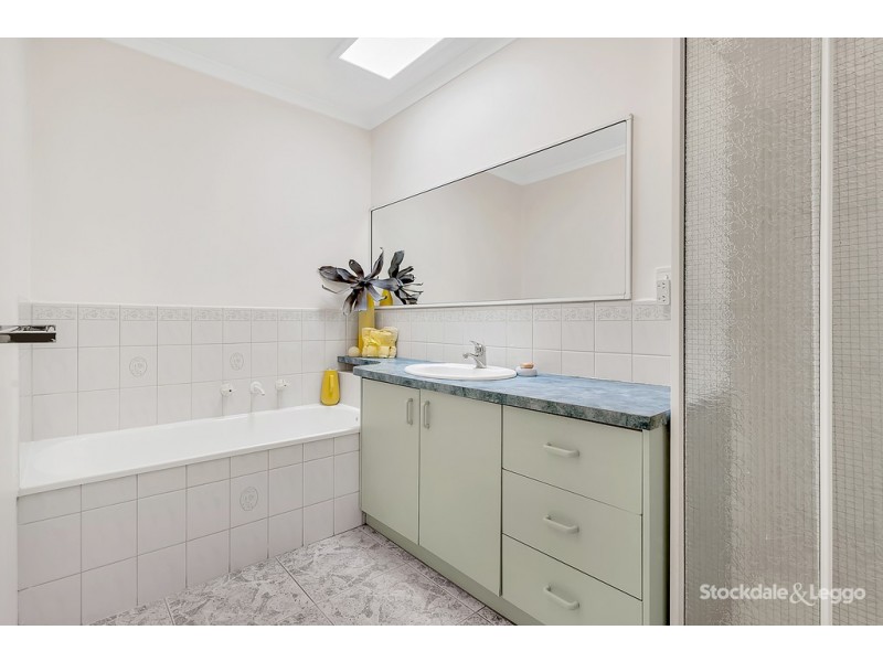 15 Flowers Close, Roxburgh Park VIC 3064