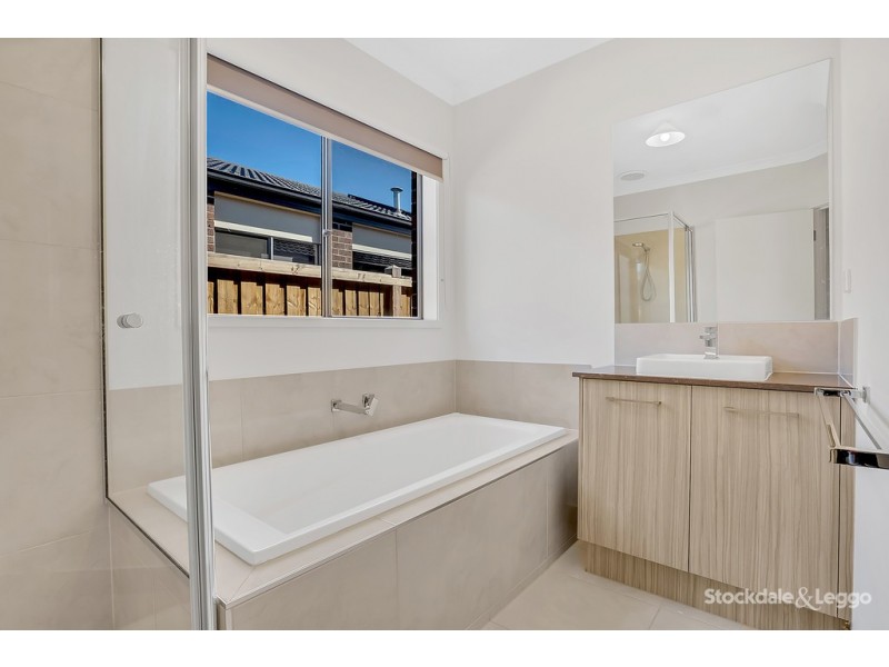 18 Camberwell Parade, Mickleham VIC 3064