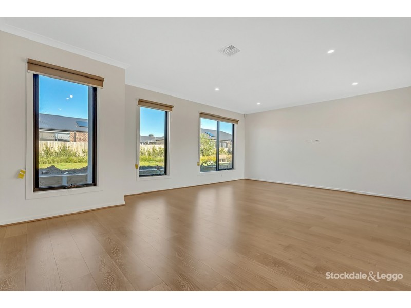 9 Caddington Lane, Mickleham VIC 3064