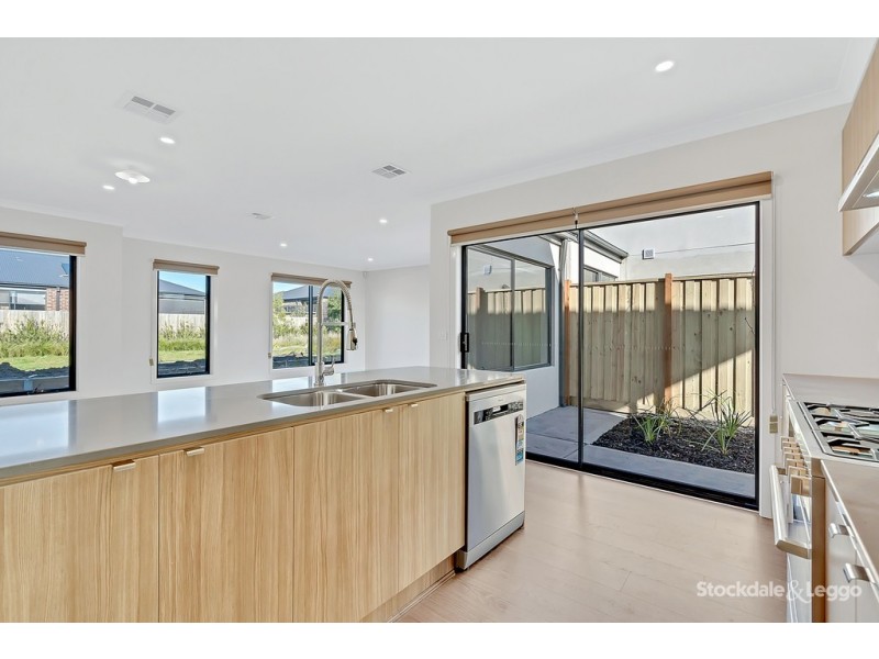 9 Caddington Lane, Mickleham VIC 3064