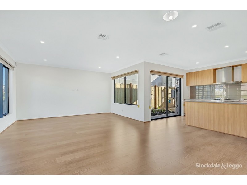 9 Caddington Lane, Mickleham VIC 3064