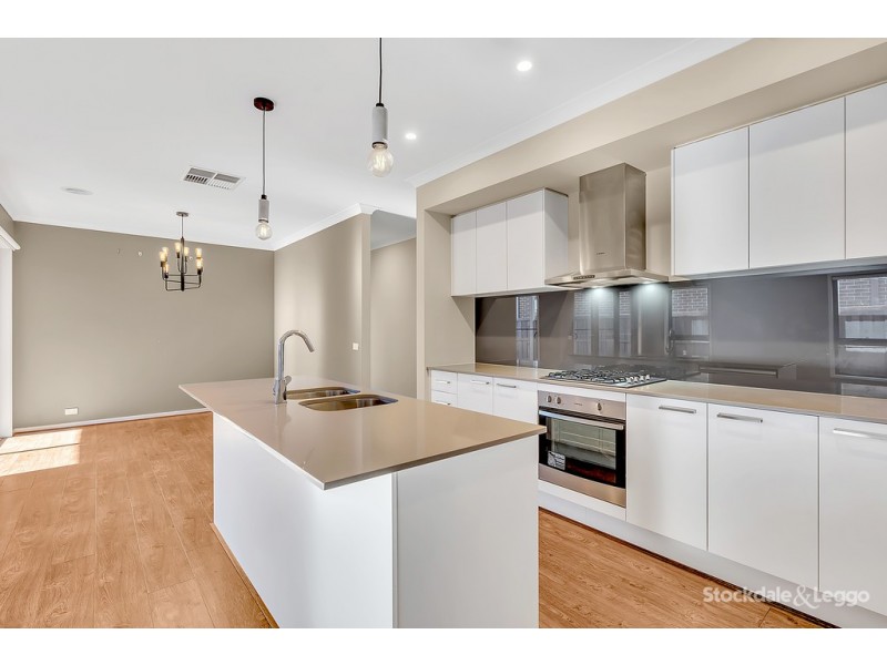 9 Calypso Drive, Mickleham VIC 3064