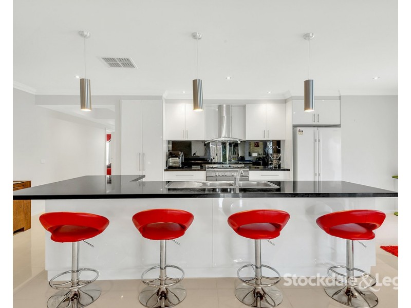 33 Thorngrove Avenue, Craigieburn VIC 3064