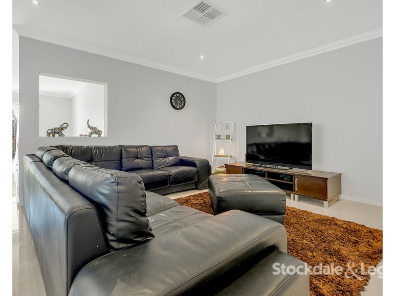 33 Thorngrove Avenue, Craigieburn VIC 3064