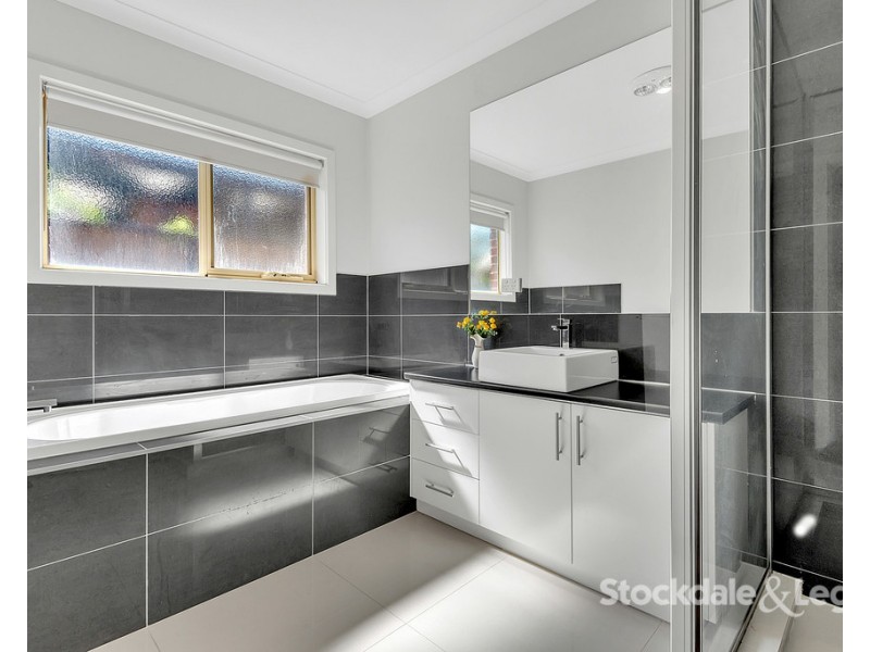 33 Thorngrove Avenue, Craigieburn VIC 3064