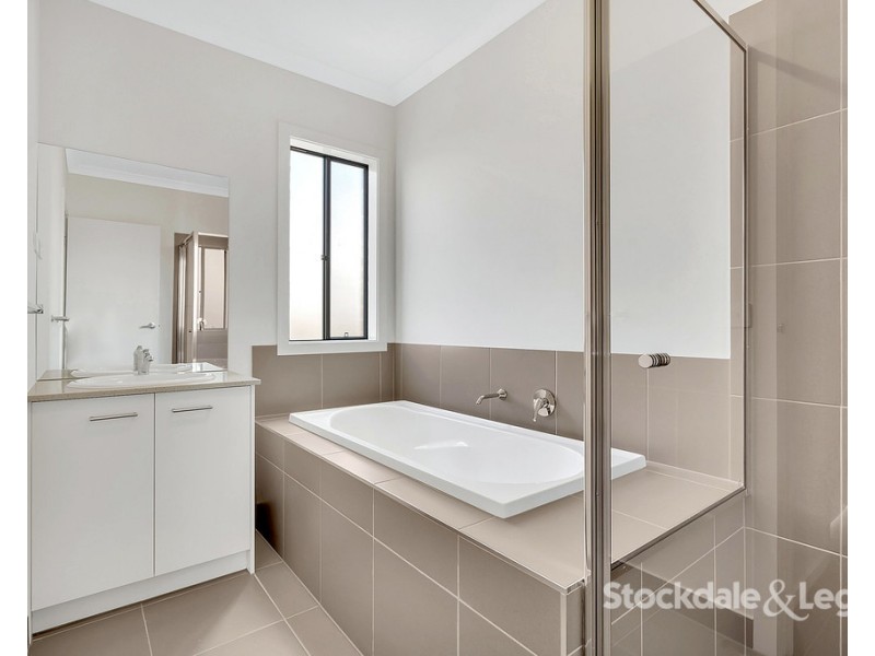 35 Lokeport Parkway, Mickleham VIC 3064