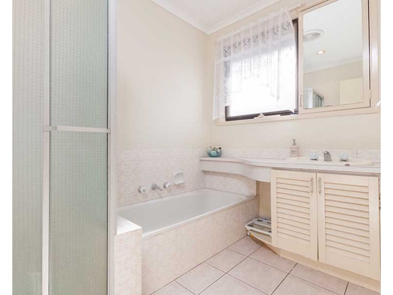 4 Grinstead Court, Craigieburn VIC 3064