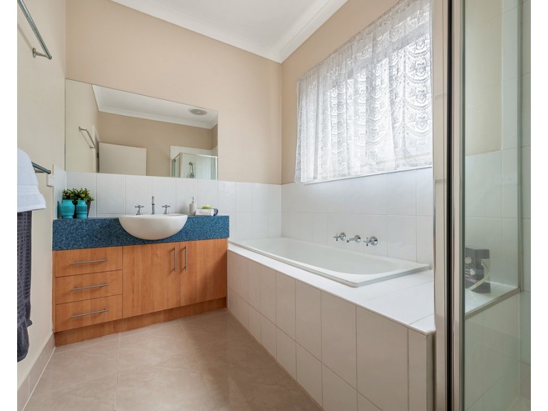 16 Glengarry Place, Craigieburn VIC 3064