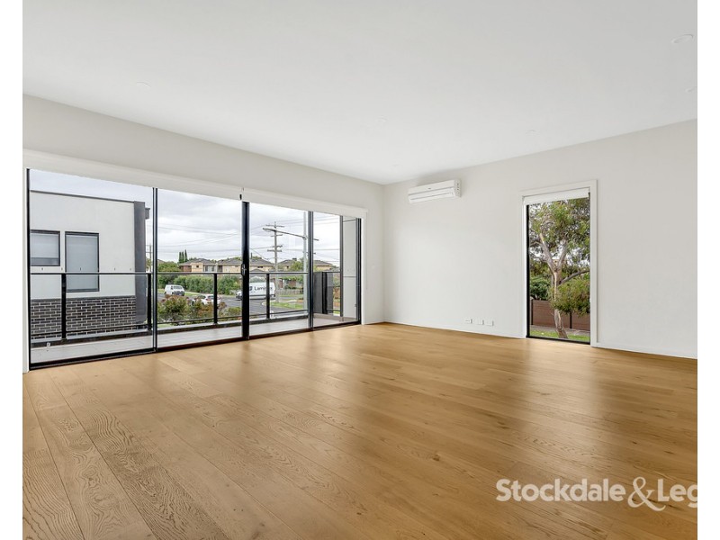 2 Poble Walk, Avondale Heights VIC 3034