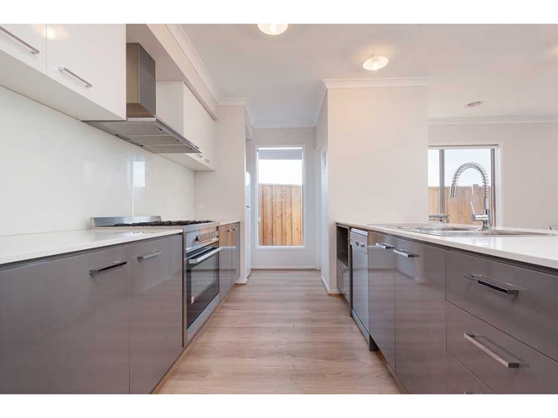 10 Honeydew Street, Mickleham VIC 3064