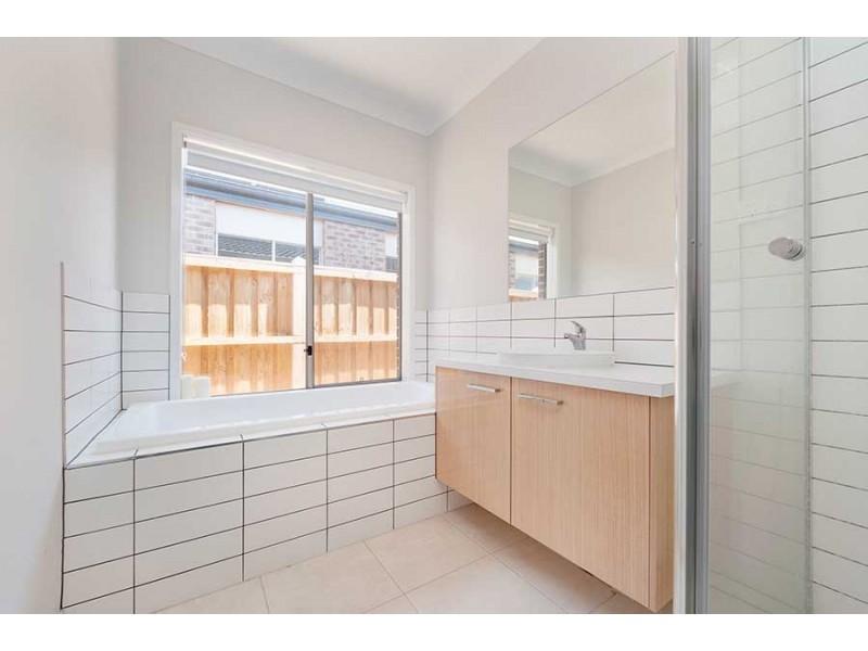 10 Honeydew Street, Mickleham VIC 3064