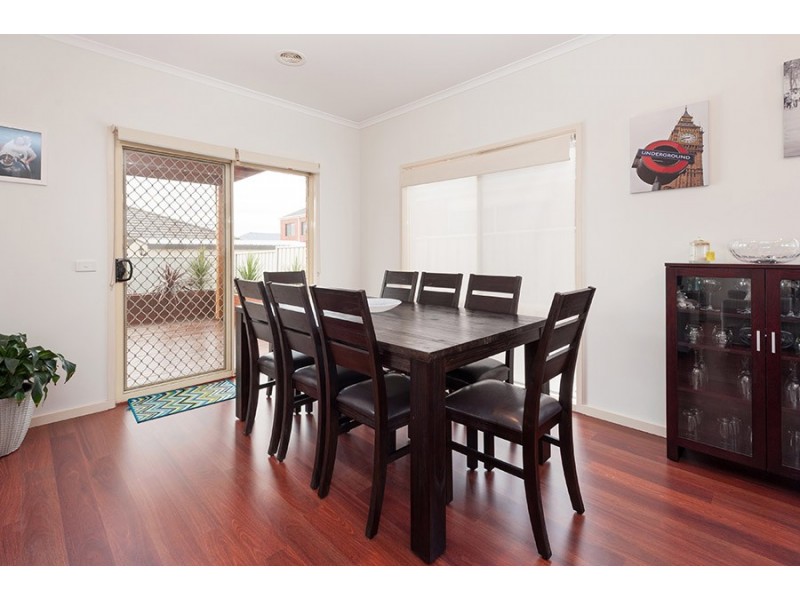 15 Crossdale Green, Craigieburn VIC 3064