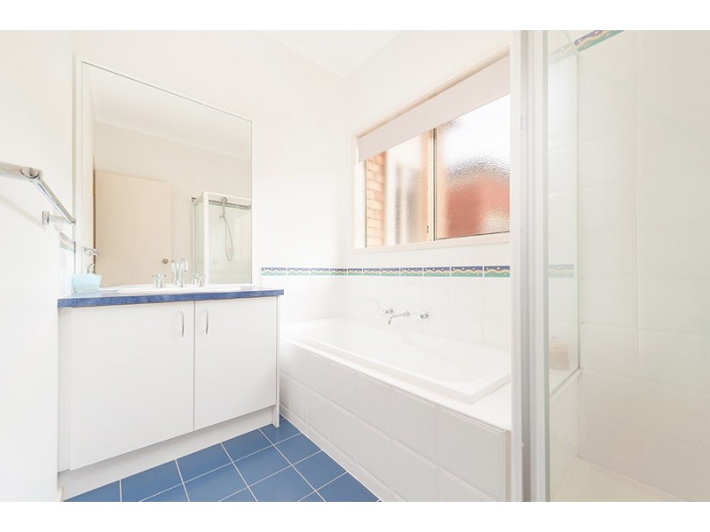 15 Crossdale Green, Craigieburn VIC 3064