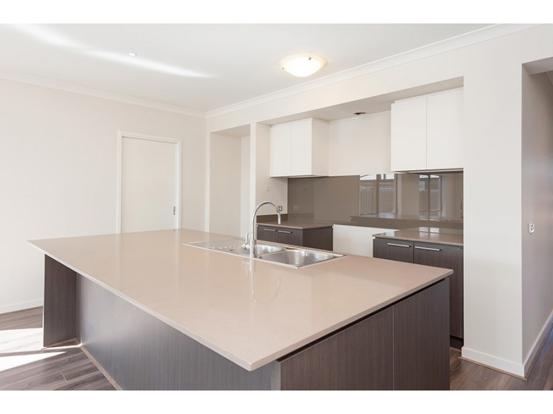 18 Moonlight Way, Mickleham VIC 3064