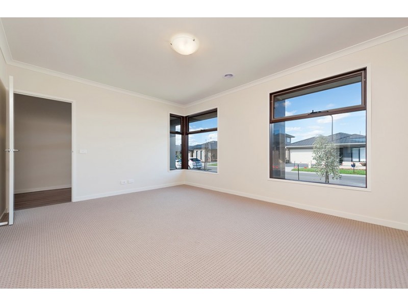 18 Moonlight Way, Mickleham VIC 3064