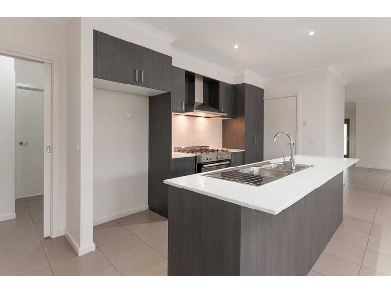6 Featherwood Crescent, Craigieburn VIC 3064
