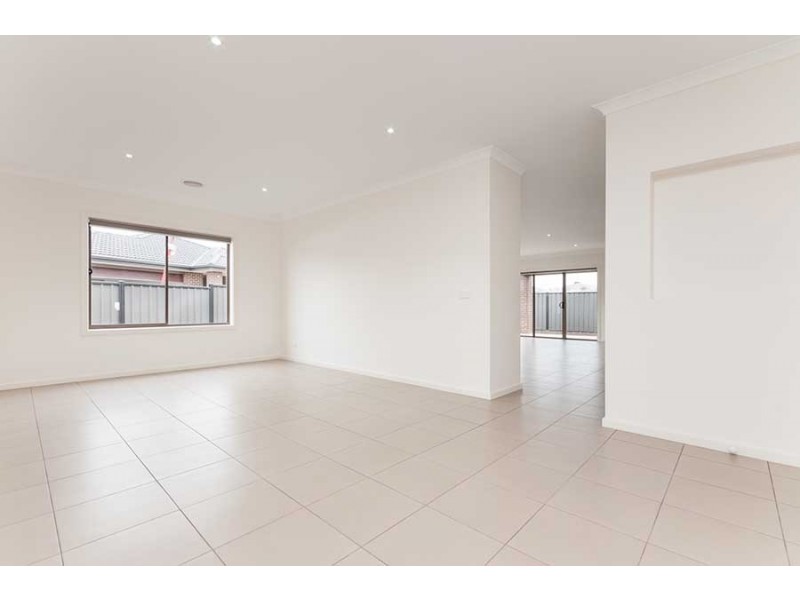 6 Featherwood Crescent, Craigieburn VIC 3064