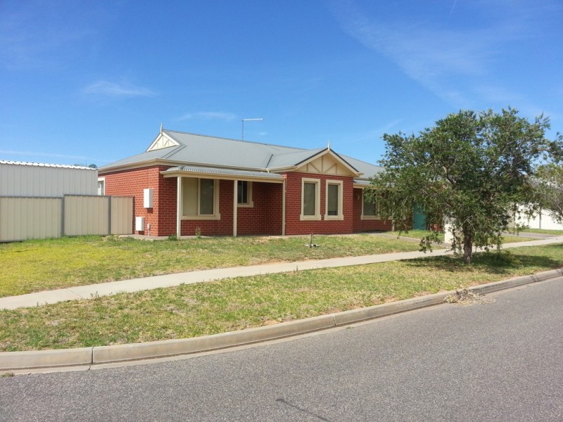 8 Balmoral Place, Mildura VIC 3500